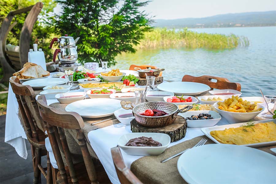 Sapanca'da organik ve doğal ürünlerle lezzetli bir öğün sunan restoranlar hangileridir?