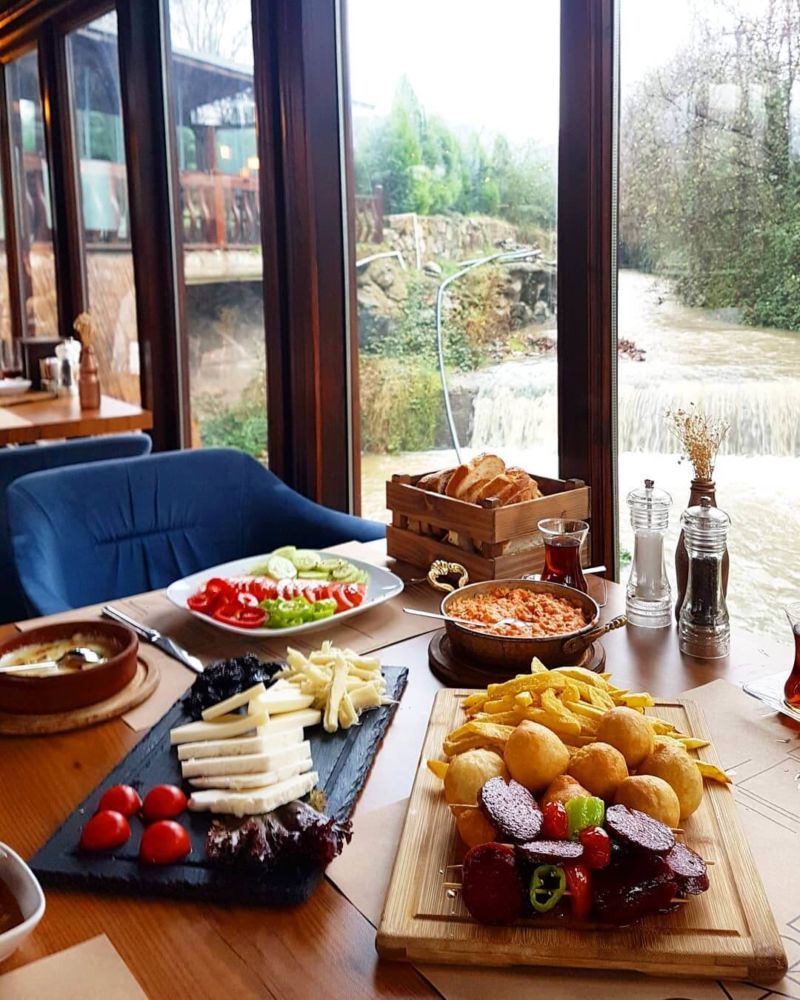 Sapanca'da yerel lezzetleri tadabileceğiniz restoran ve kafe önerileri nelerdir?